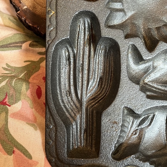 Vtg '88 JOHN WRIGHT Cast Iron Southwest Cookie Muffin Cactus Coyote Armadillo - Picture 5 of 15